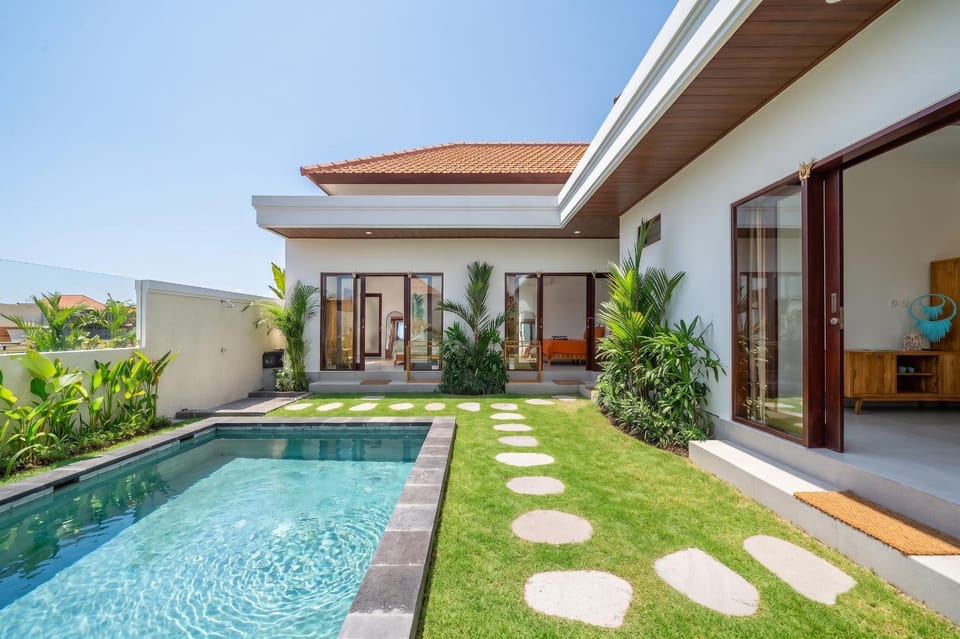 Property building, Patio, Swimming pool, Swimming pool