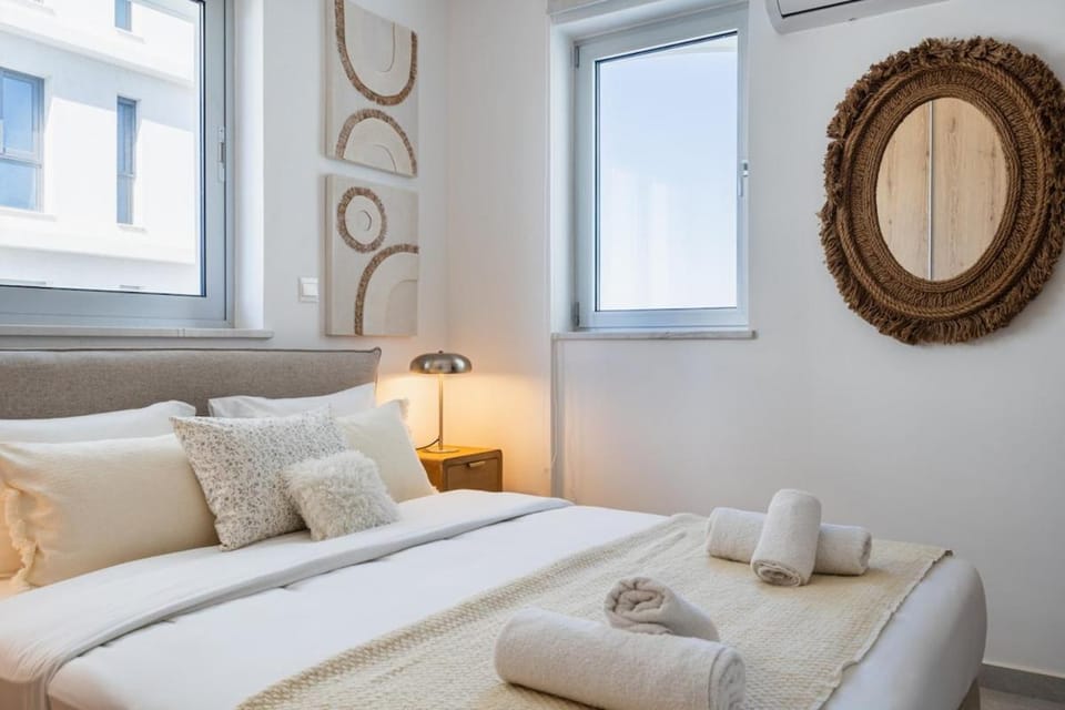 Bed, Photo of the whole room, Decorative detail, Bedroom, towels