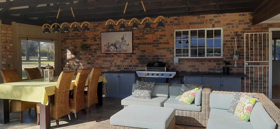 Seating area, Dining area, Evening entertainment, Entertainment