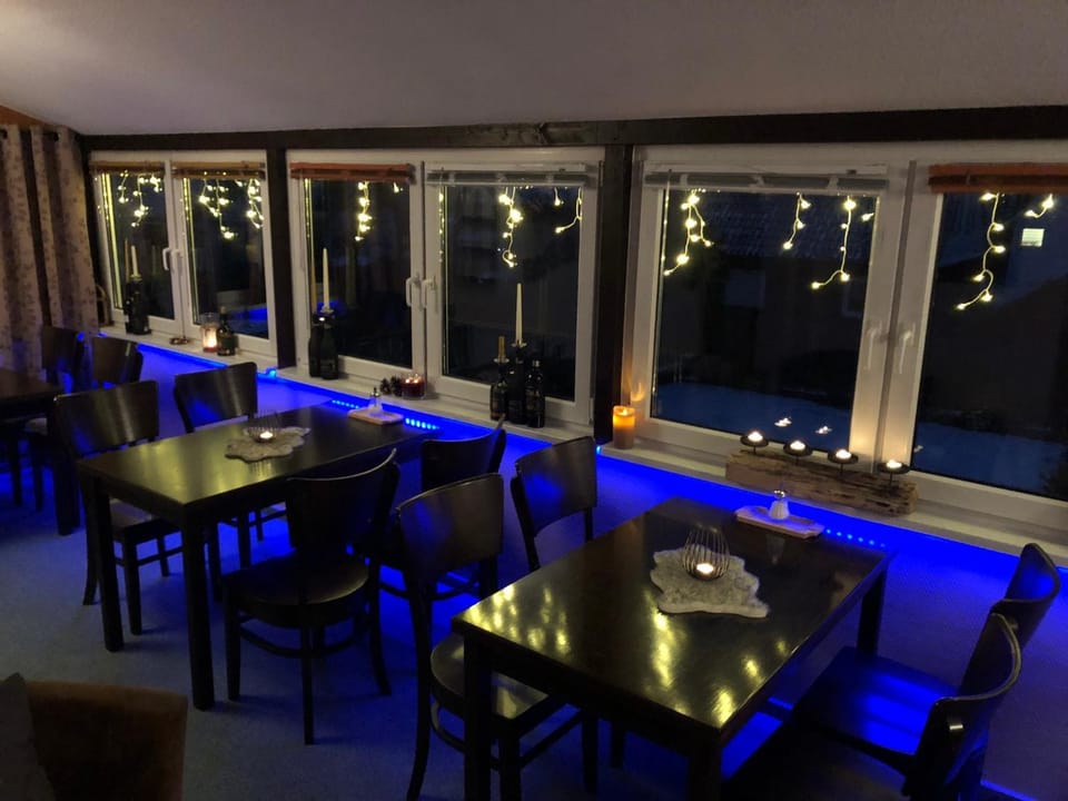 Restaurant/places to eat, Night, Breakfast