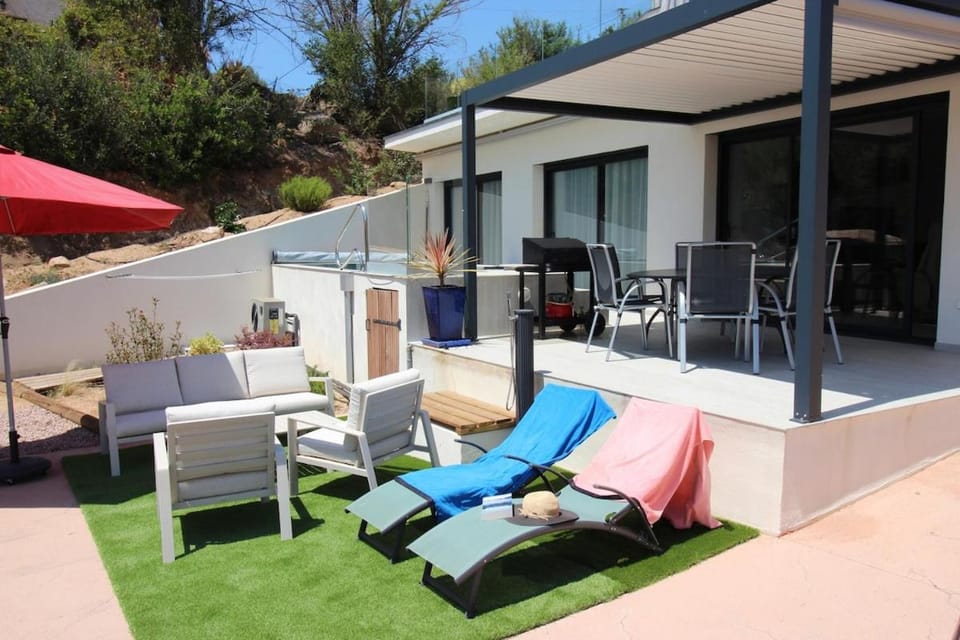 Villa piscine privée 100m2 6 pers SCANDOLA Les Terrasses de Ruppione Villa in Corsica