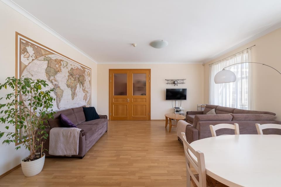 TV and multimedia, Living room, Seating area, Evening entertainment