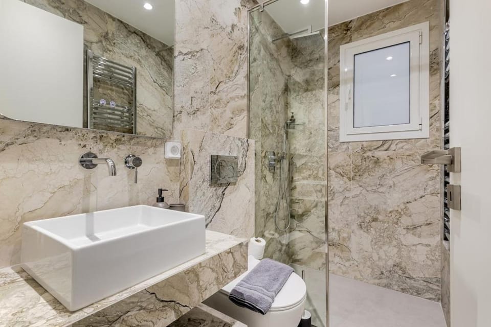 Shower, Toilet, Bathroom, towels