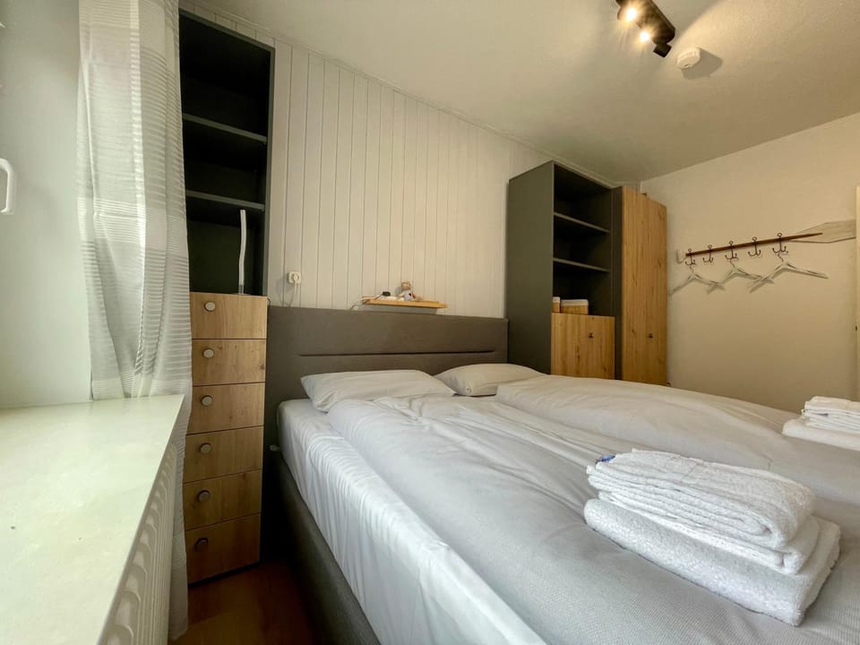 Bed, Bedroom, wardrobe