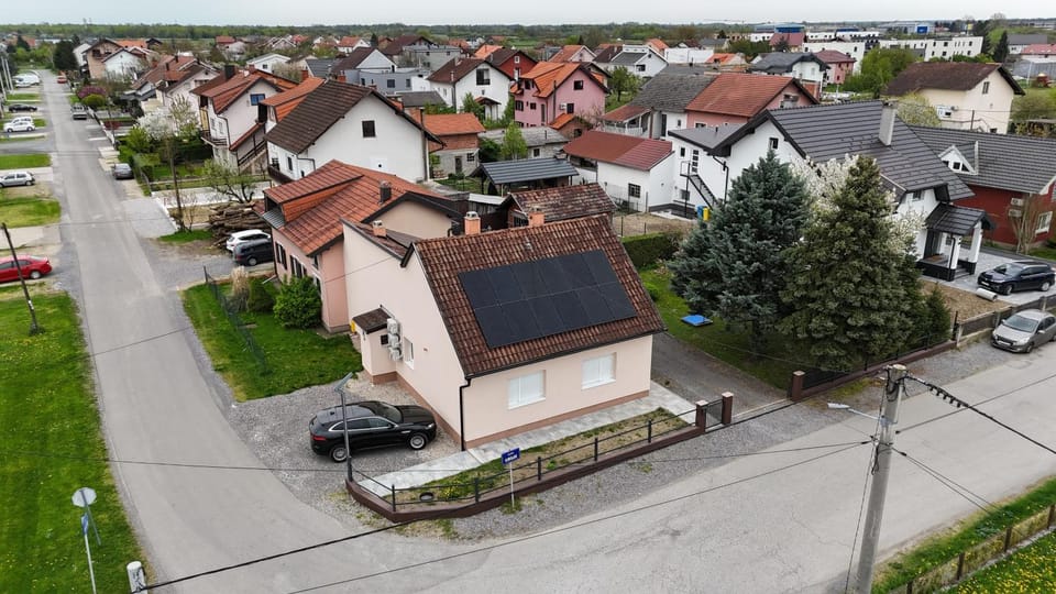 Property building, Neighbourhood, Bird's eye view, Location, Parking