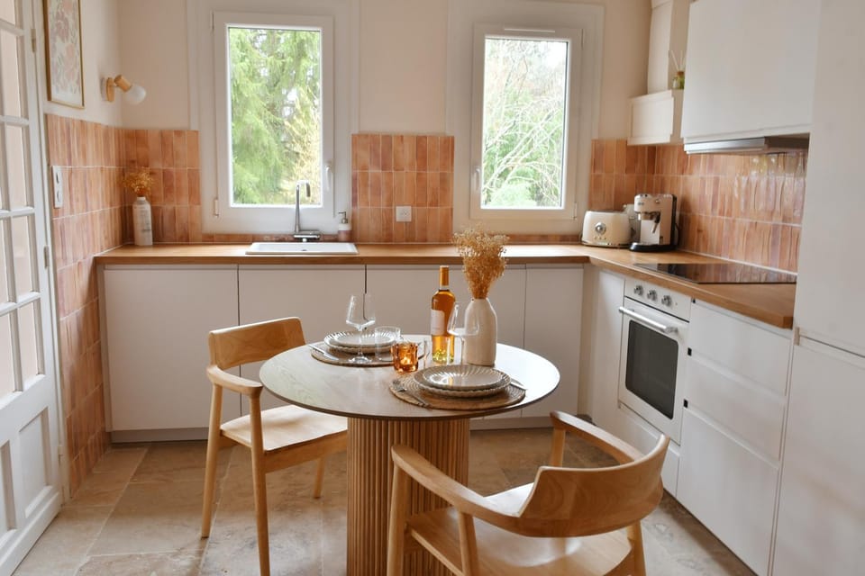 Coffee/tea facilities, Kitchen or kitchenette, Dining area, oven, stove, toaster
