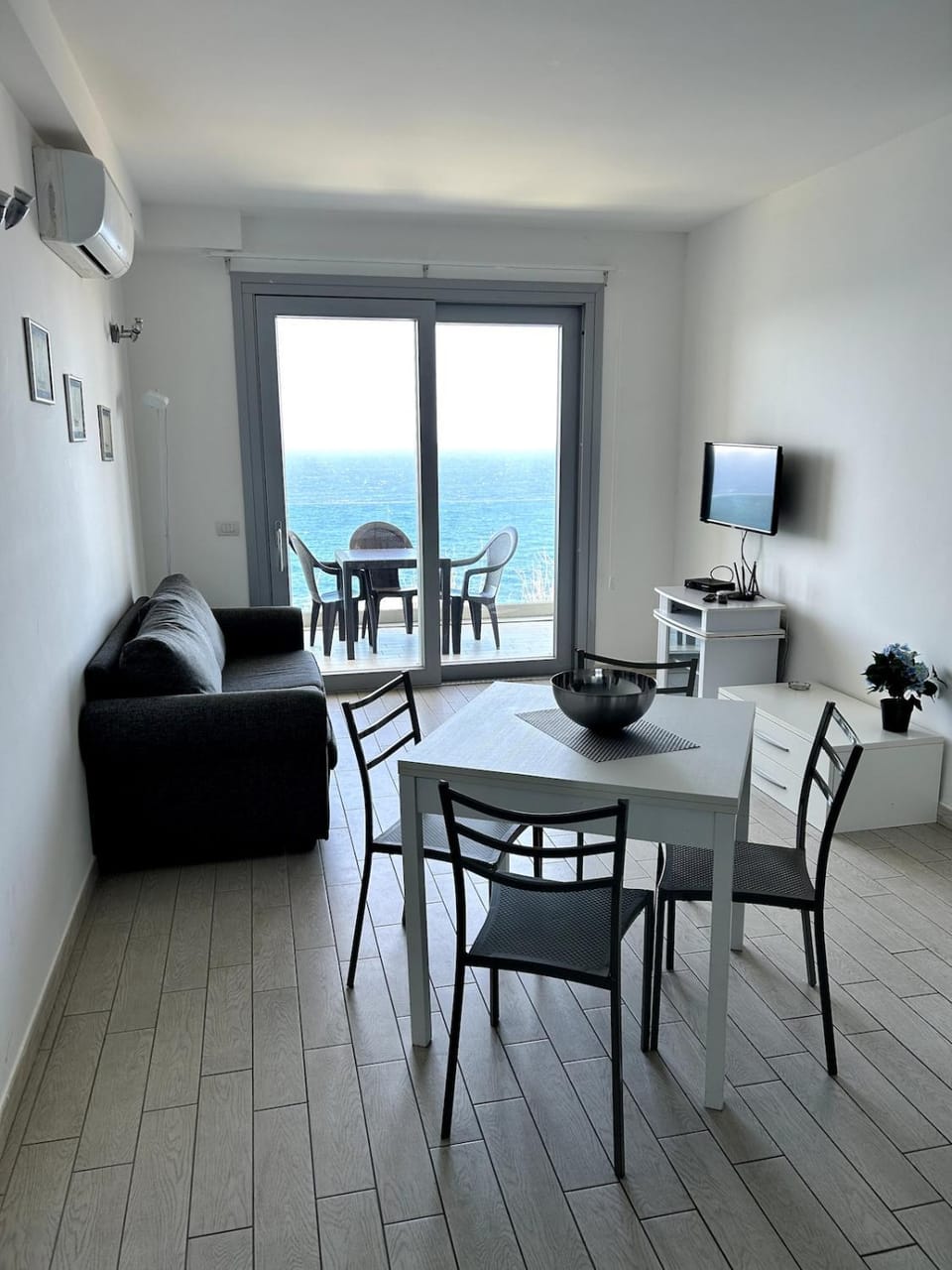 Living room, Dining area, Sea view
