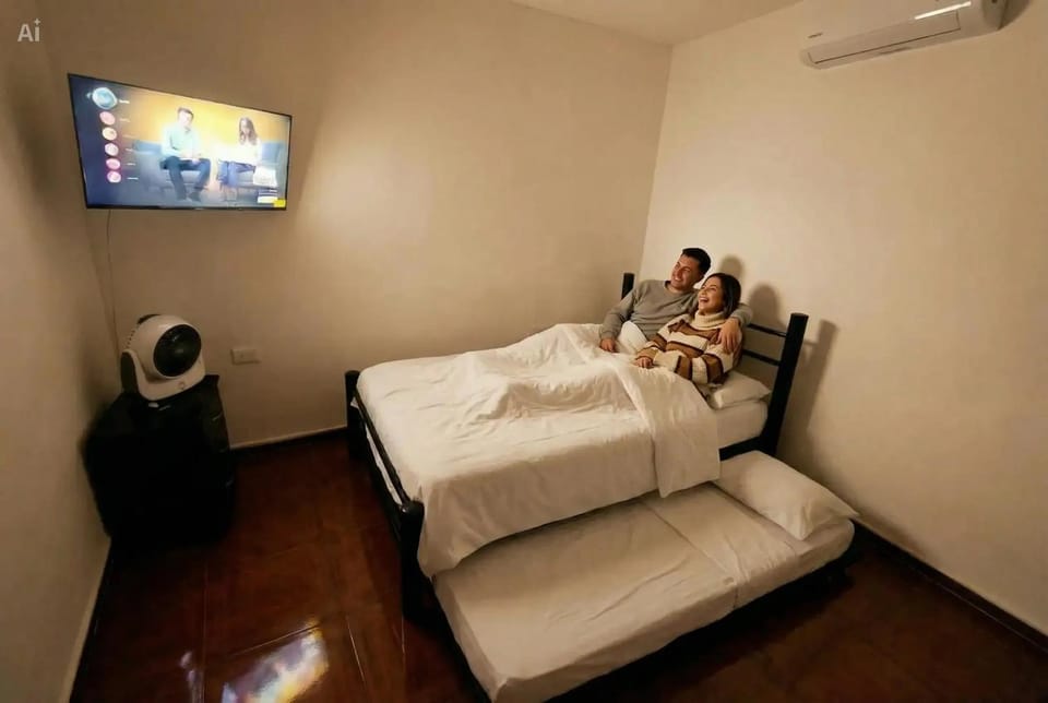 Bed, People, TV and multimedia, Photo of the whole room, Evening entertainment, Bedroom, group of guests, towels, air conditioner