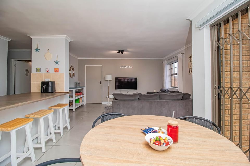 South Shore Stay - Family-Friendly Stay by the Sea Apartment in Cape Town