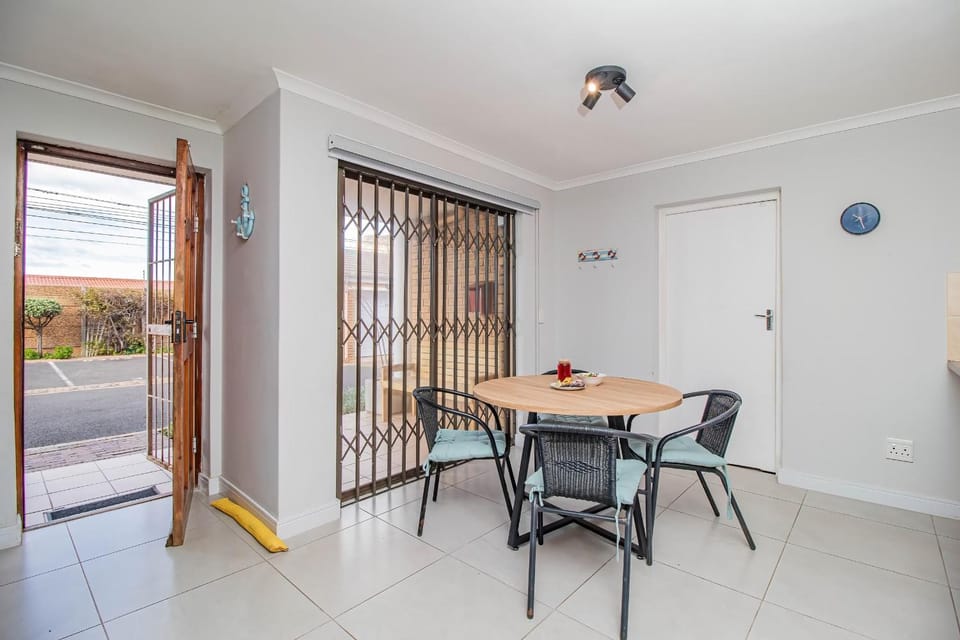 South Shore Stay - Family-Friendly Stay by the Sea Apartment in Cape Town