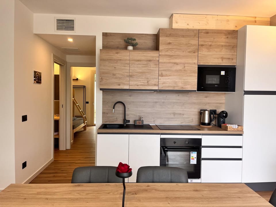 Coffee/tea facilities, Kitchen or kitchenette, oven, stove