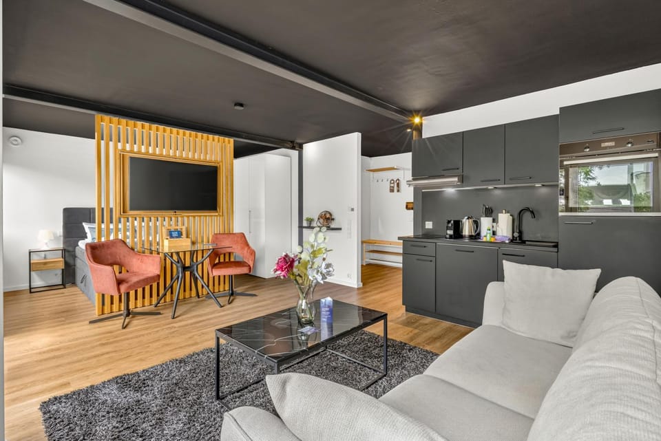 Kitchen or kitchenette, Living room, Seating area, Dining area