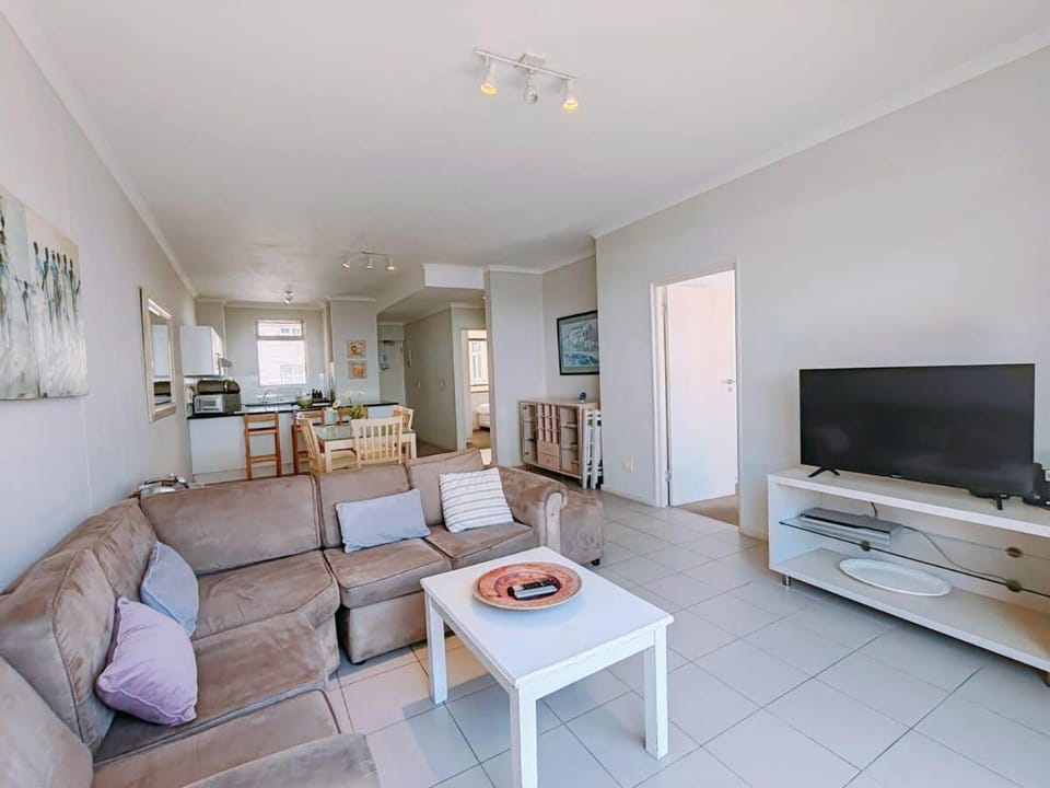 Communal lounge/ TV room, Kitchen or kitchenette, Living room
