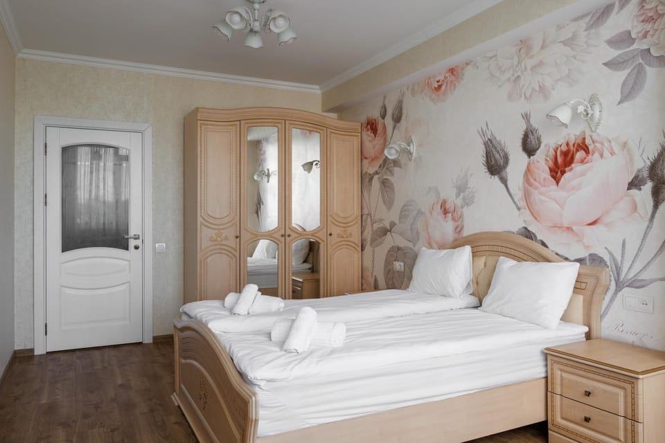 Photo of the whole room, Bedroom, wardrobe