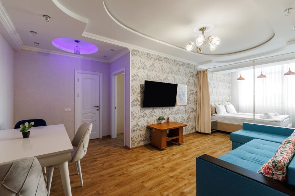Bed, TV and multimedia, Living room, Evening entertainment