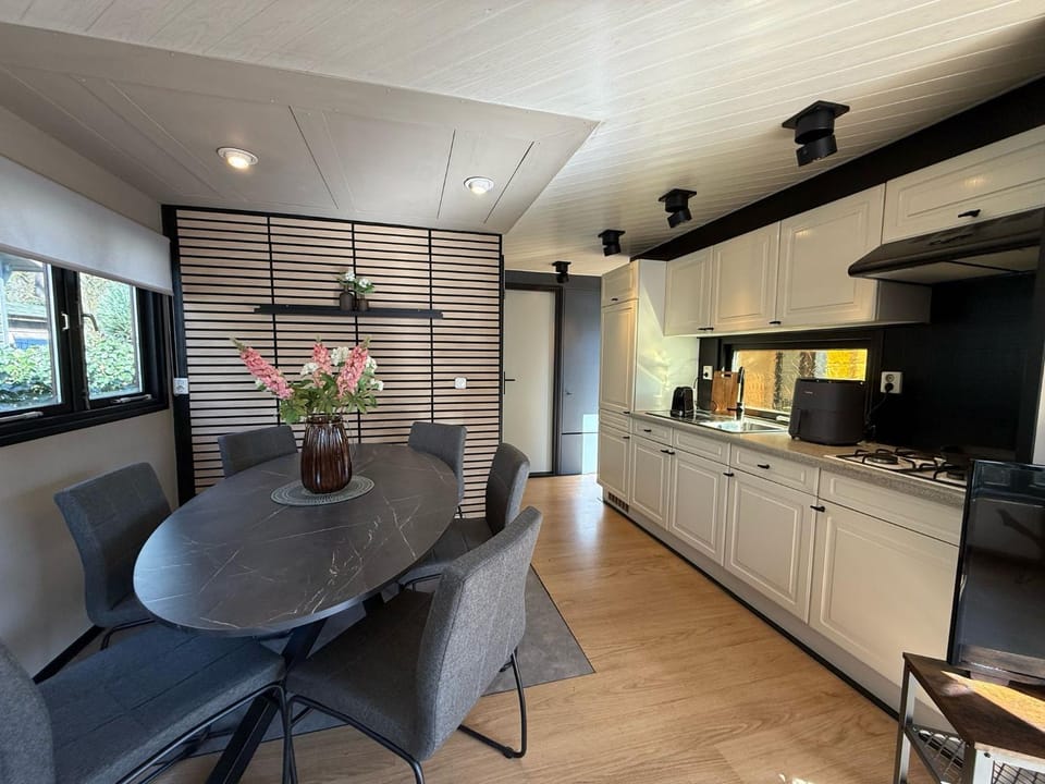 Coffee/tea facilities, Kitchen or kitchenette, Living room, Seating area, Dining area, stove