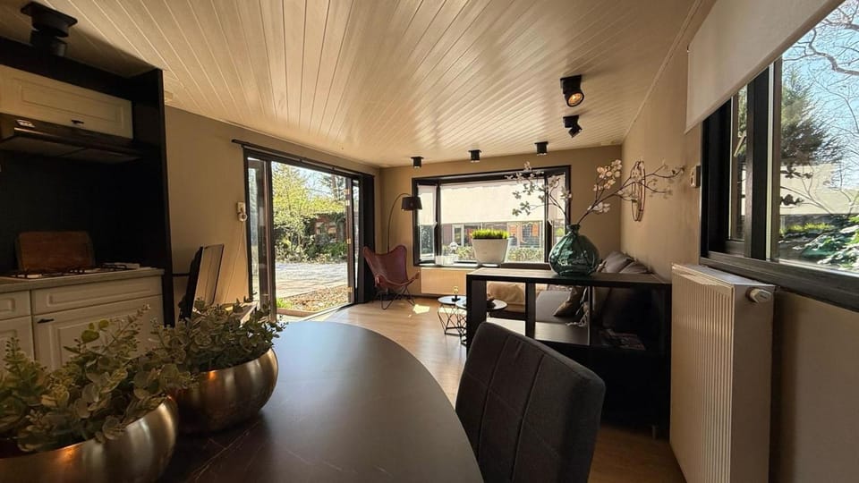 TV and multimedia, Kitchen or kitchenette, Living room, Seating area, Dining area