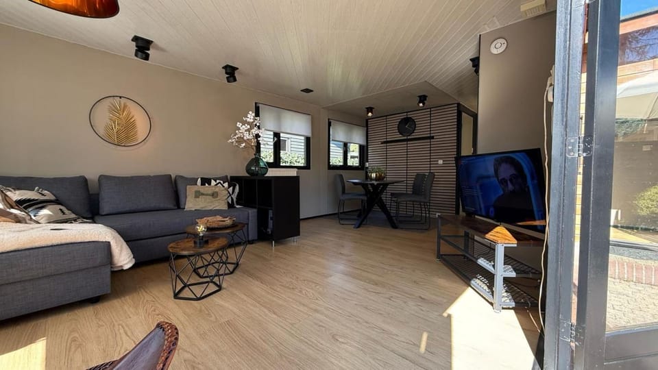 TV and multimedia, Kitchen or kitchenette, Living room, Seating area, Dining area