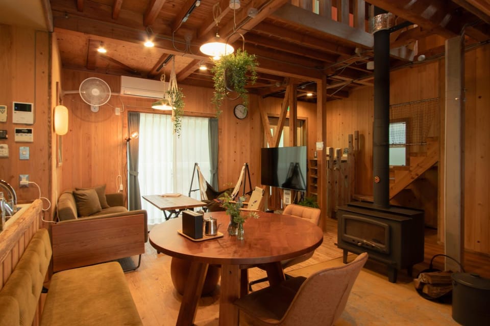 TV and multimedia, Living room, Seating area, Dining area