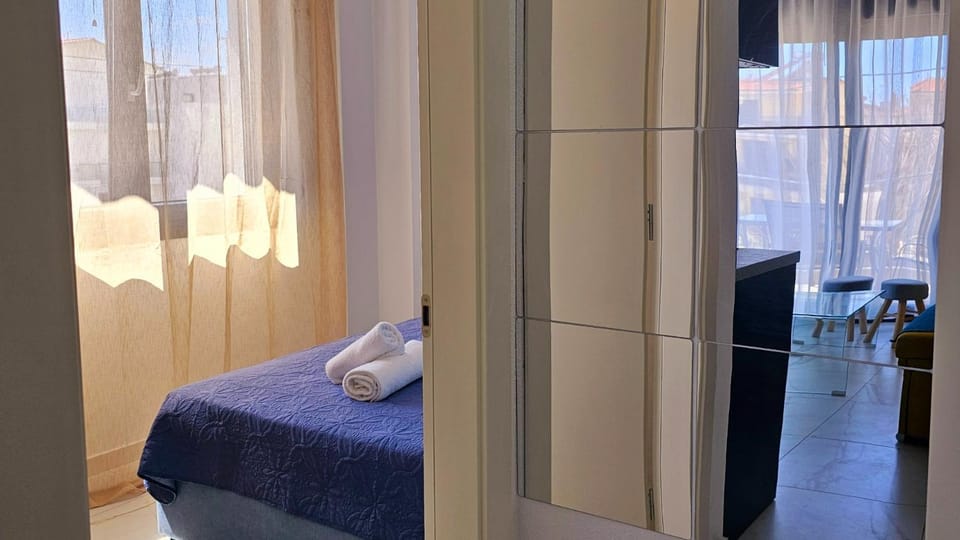 Bed, Photo of the whole room, Seating area, Bedroom