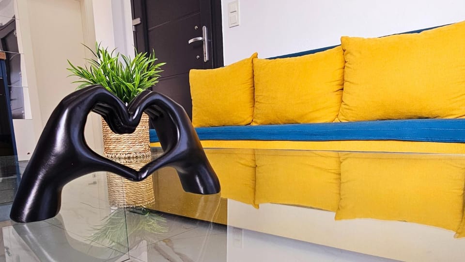 Photo of the whole room, Seating area