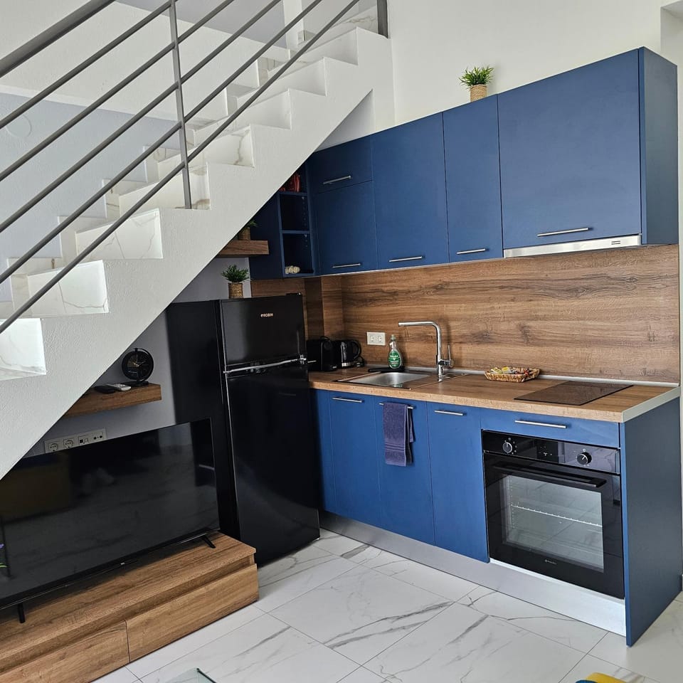 Kitchen or kitchenette, oven, stove