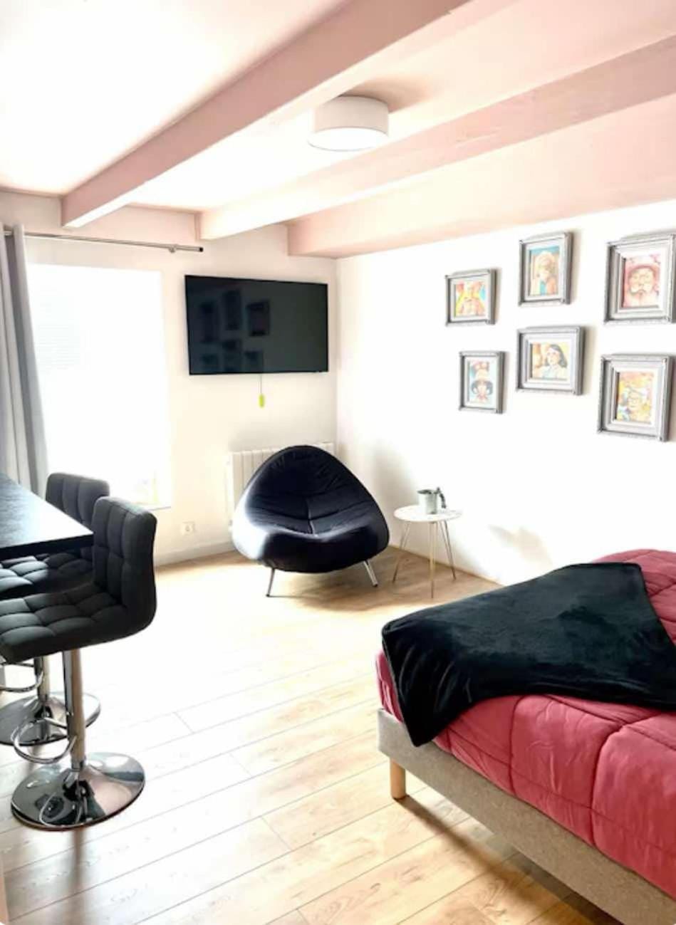 Bed, TV and multimedia, Photo of the whole room, Bedroom