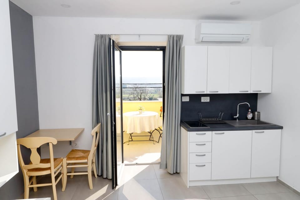 Patio, View (from property/room), Kitchen or kitchenette, stove