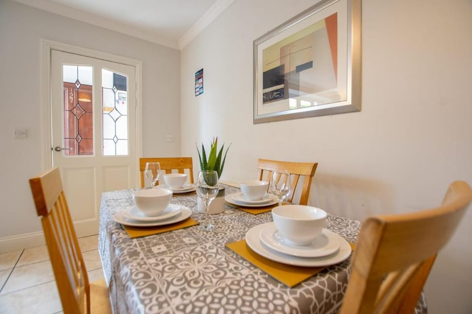 28 - Comfortable 2BR Apartment - Family Stay Apartment in Galway