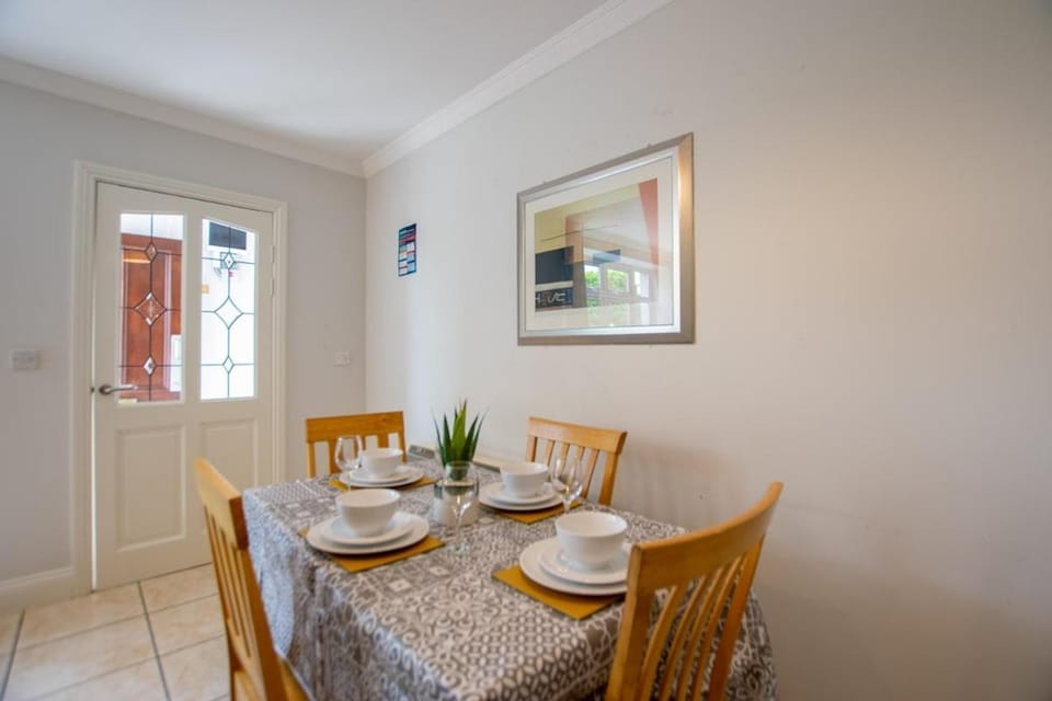 28 - Comfortable 2BR Apartment - Family Stay Apartment in Galway