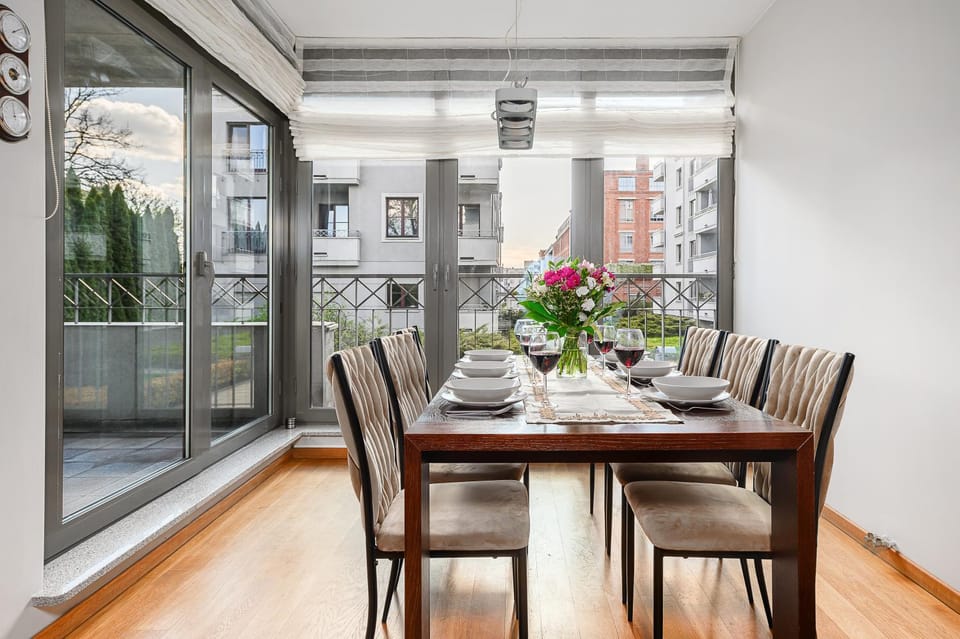 View (from property/room), Balcony/Terrace, Dining area