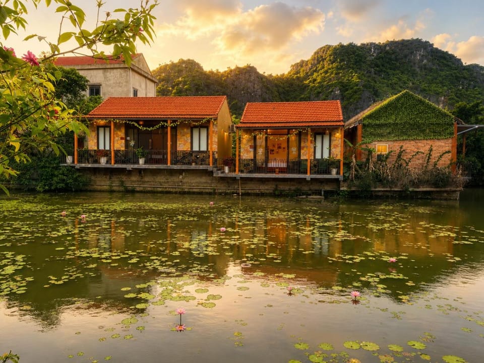 Property building, Spring, Day, Lake view