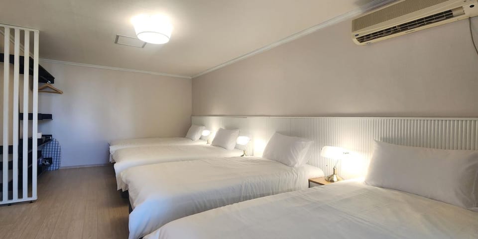 현대,Hongdae Yeondral Park, 7 minutes from Hongik Univ Station Exit 5, elevator ok Apartment in Seoul