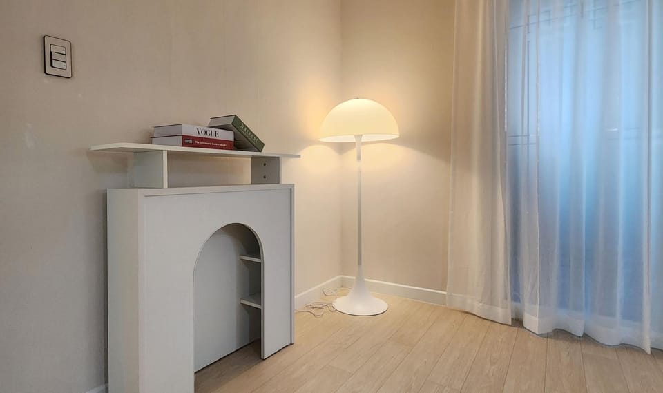 현대,Hongdae Yeondral Park, 7 minutes from Hongik Univ Station Exit 5, elevator ok Apartment in Seoul