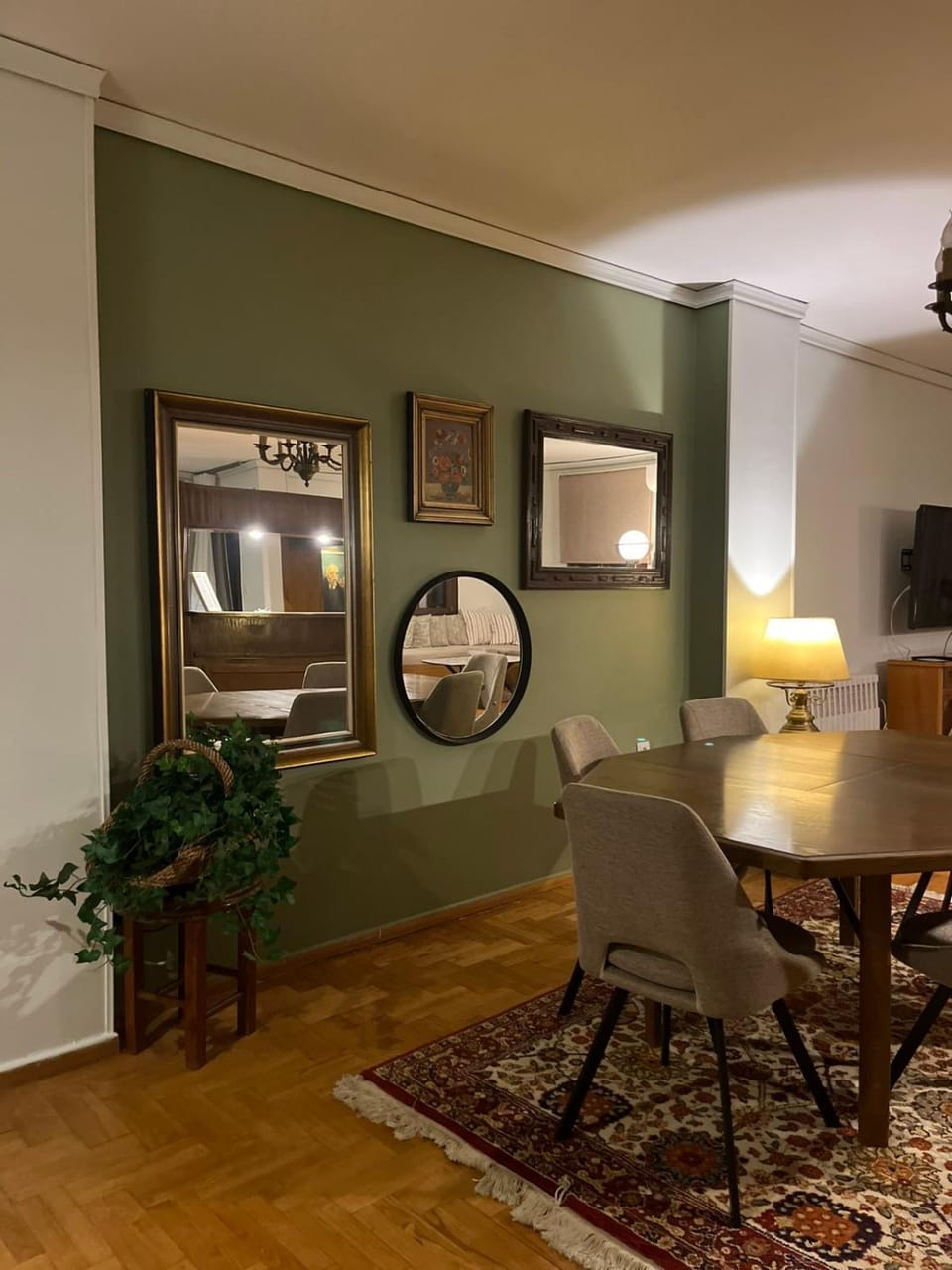 TV and multimedia, Seating area, Dining area