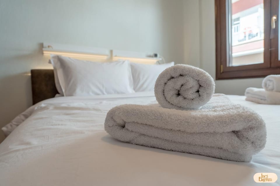 Bed, Bedroom, towels