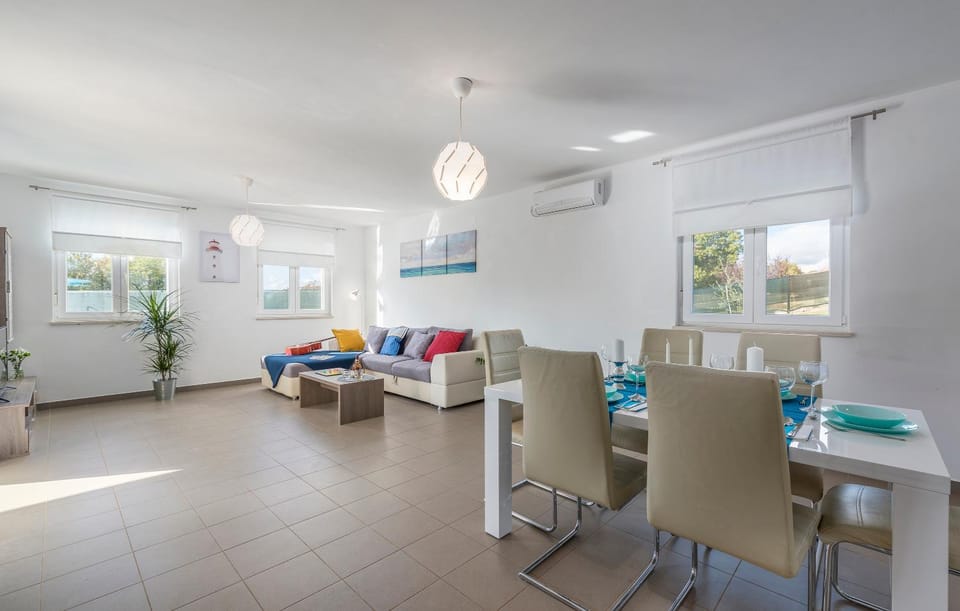 Living room, Seating area, Dining area, air conditioner