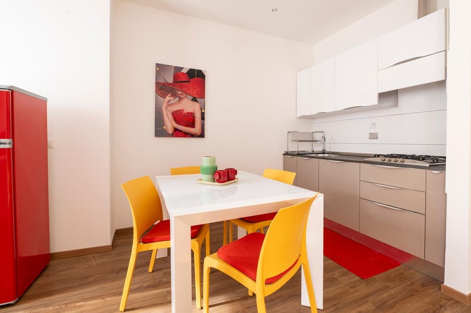 Kitchen or kitchenette, Dining area, oven, stove