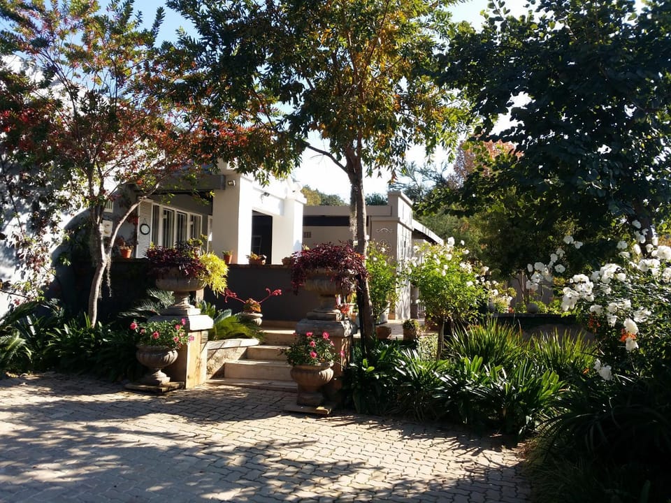 Property building, Facade/entrance, Garden