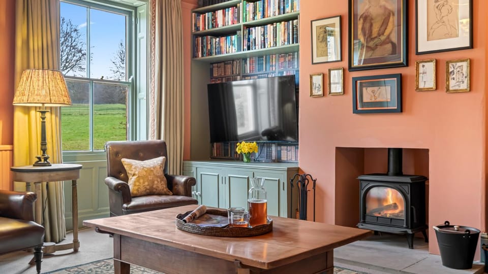 Library, TV and multimedia, Living room, Decorative detail, Seating area, fireplace