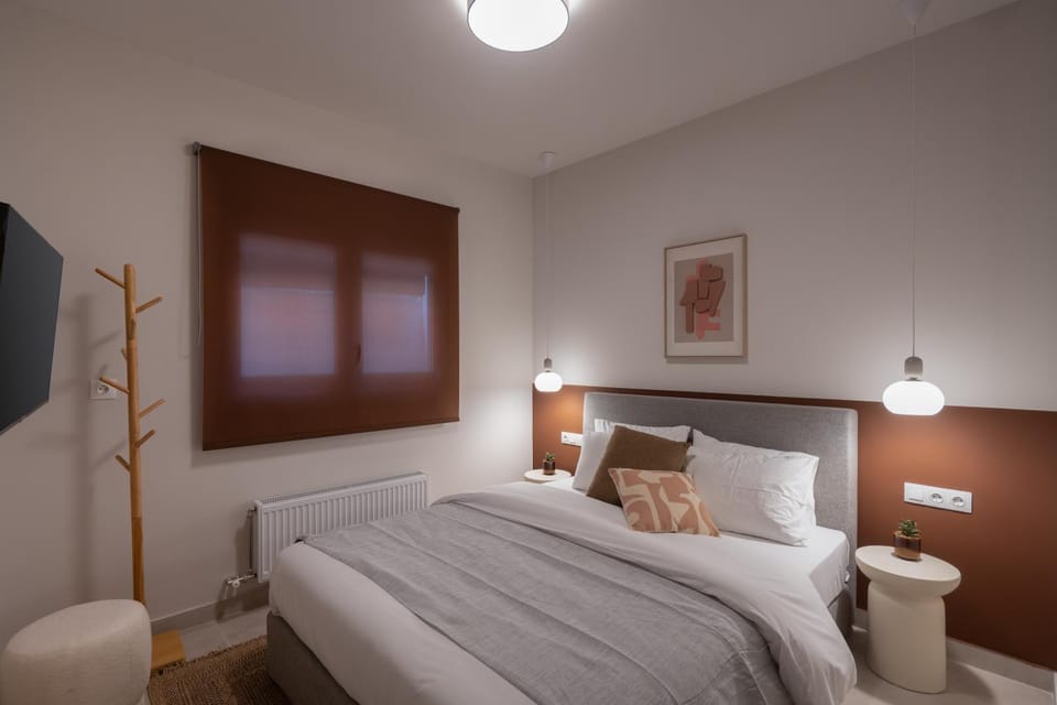 Bed, TV and multimedia, Bedroom