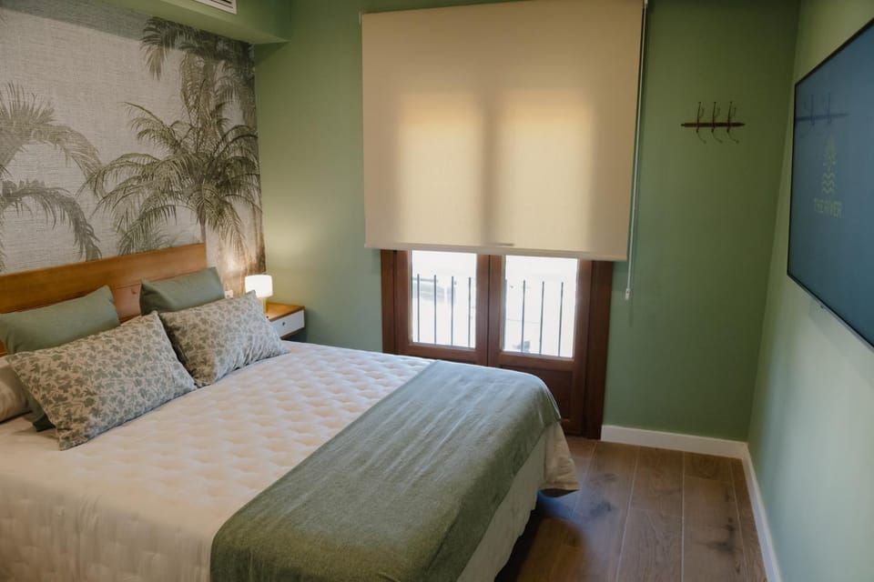 Bed, TV and multimedia, Photo of the whole room, Bedroom
