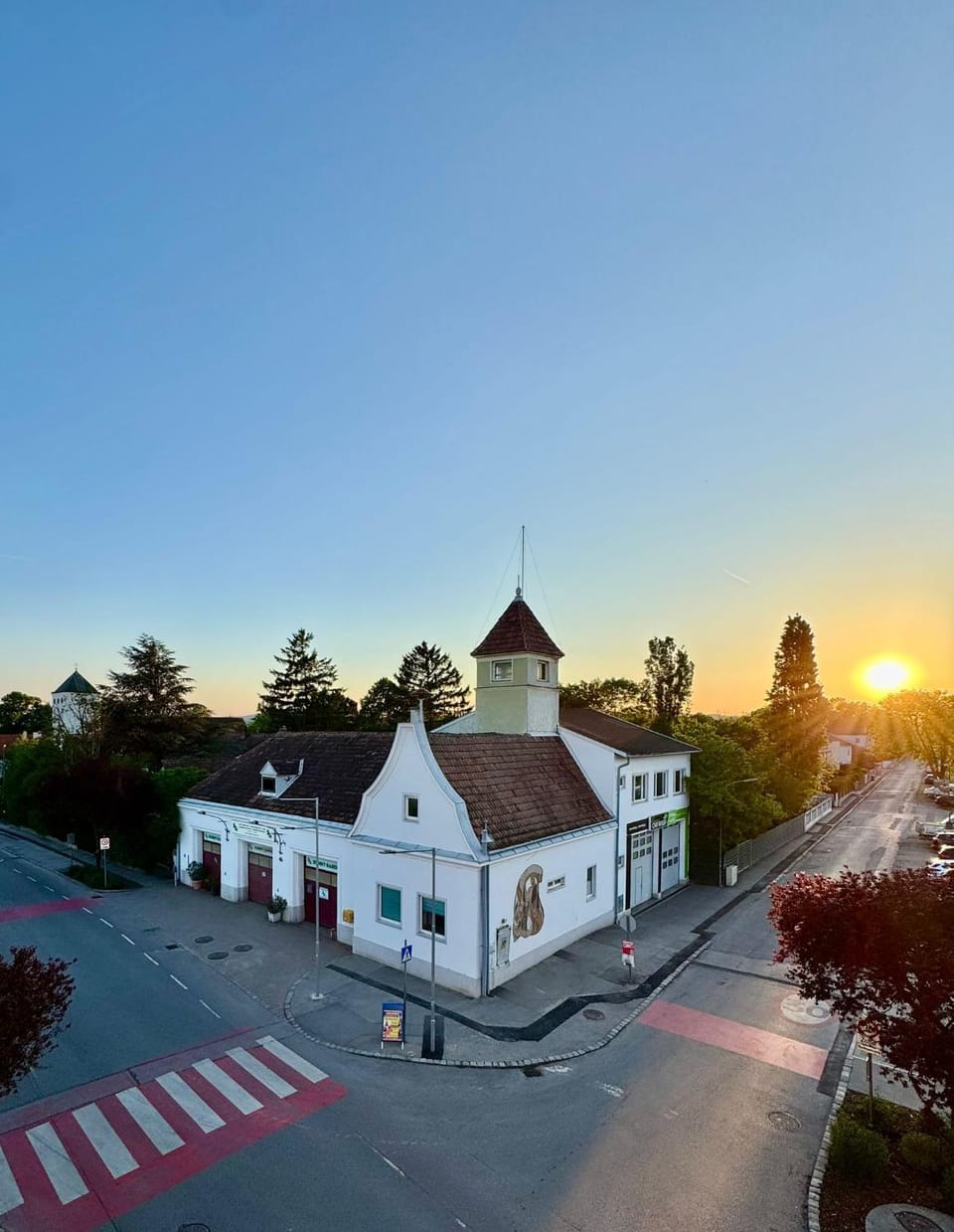 Property building, Day, Neighbourhood, Landmark view, Location, Sunrise, Sunset, Parking