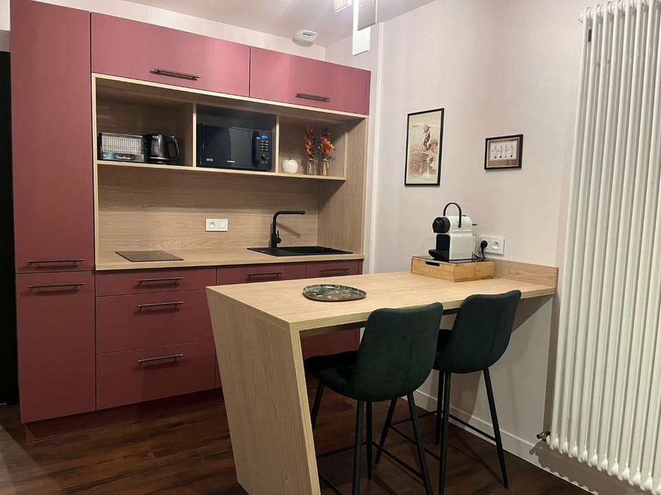 Kitchen or kitchenette, Dining area, minibar, stove, kitchen