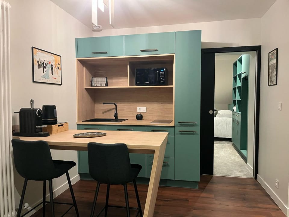 Kitchen or kitchenette, Dining area, minibar, stove