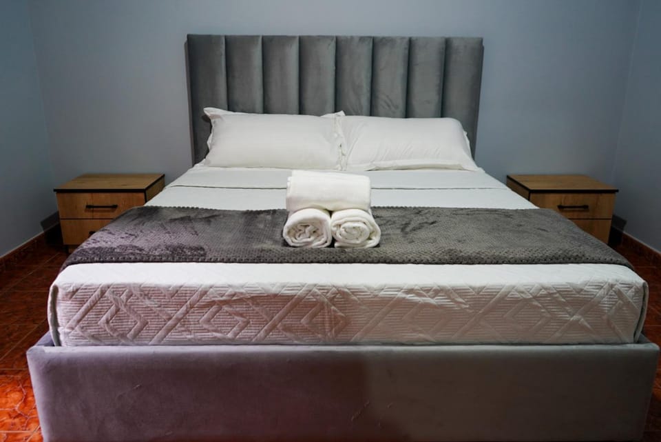 Bed, Bedroom, towels