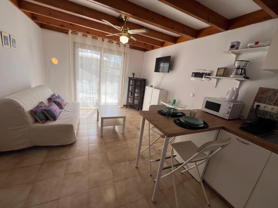 TV and multimedia, Kitchen or kitchenette, Living room, Seating area, Dining area
