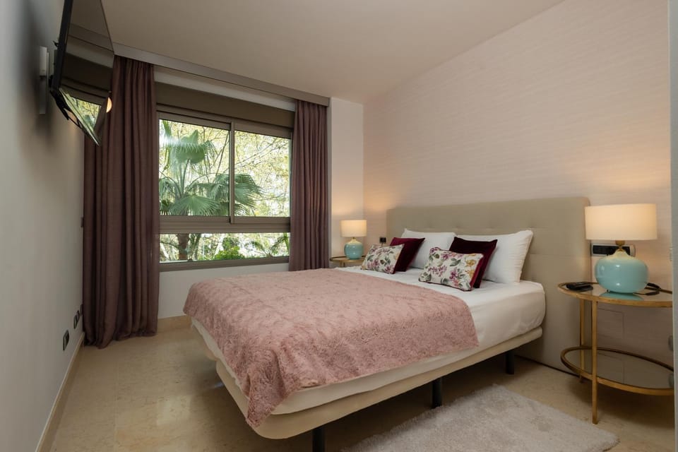 Bed, TV and multimedia, Bedroom