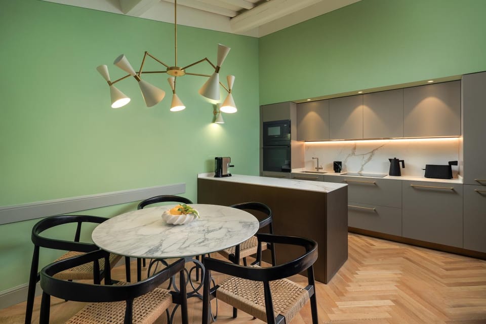 Kitchen or kitchenette, Dining area