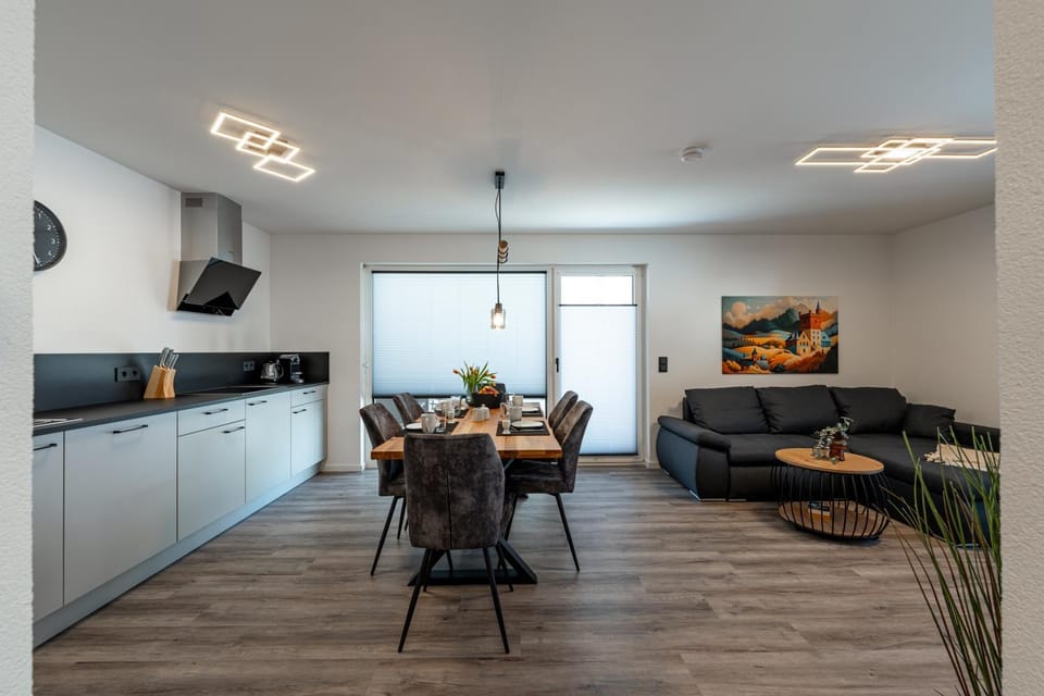 TV and multimedia, Kitchen or kitchenette, Living room, Seating area, Dining area